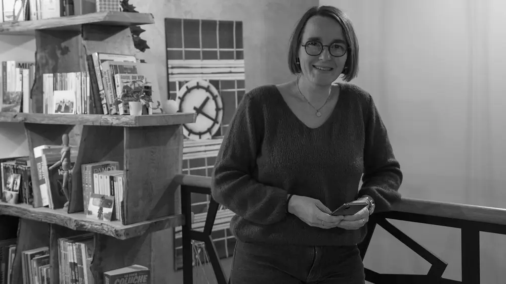 Coralie dans son environnement de travail